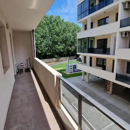 Lovely 1 Bedroom Flat With Free Parking Safirului Street