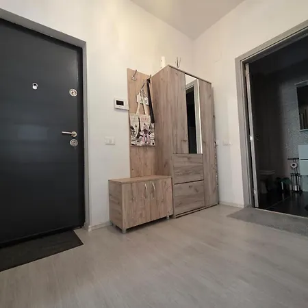 Apartment Lovely 1 Bedroom Flat With Free Parking Safirului Street *